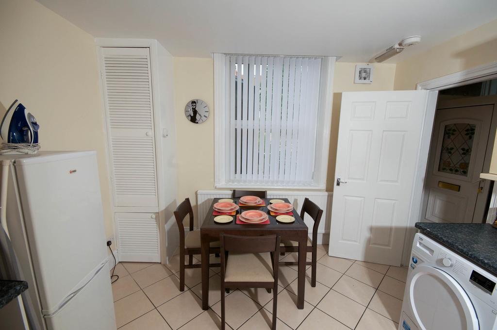 Marley Mansion Apartments - Borough Birkenhead Room photo